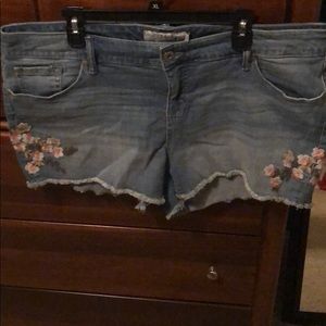 Denim frayed shorts with embroidered floral detail